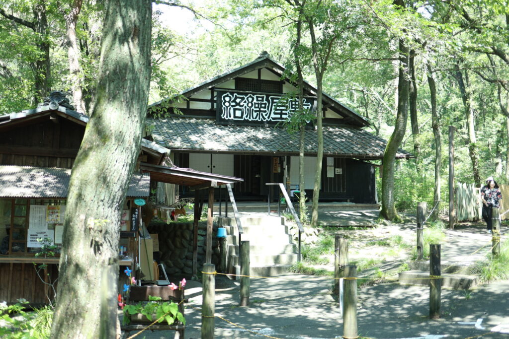 木々に囲まれた三日月村のアトラクション「絡繰屋敷」