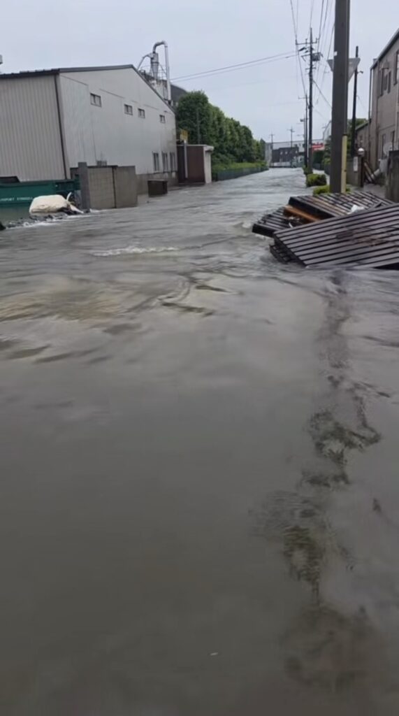 ジョイフル本田新田店付近の道路冠水