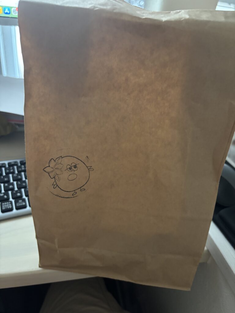 MAHALO BAGELのキャラクターが描かれた紙袋