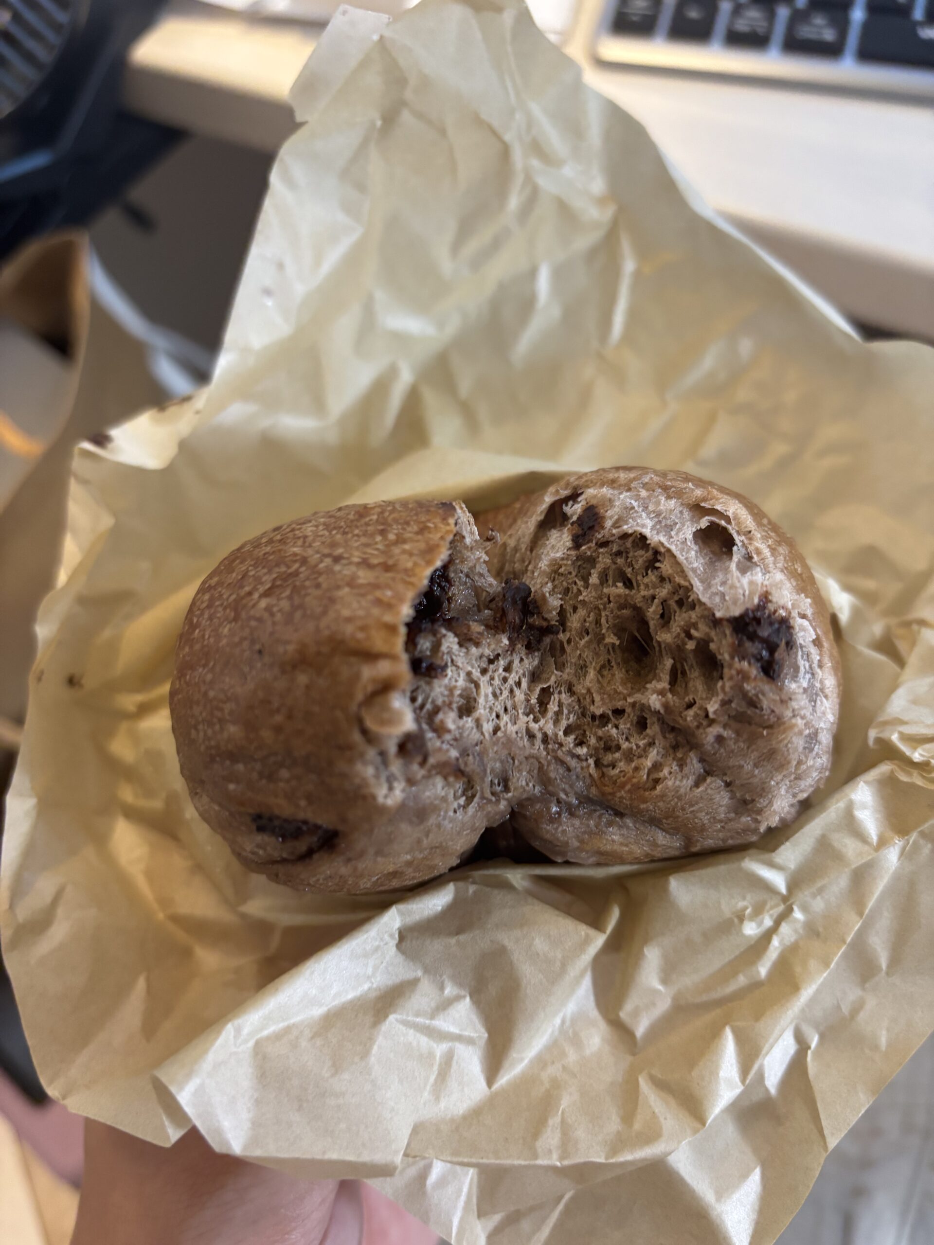 チョコがたっぷり入ったMAHALO BAGELのチョコベーグル断面