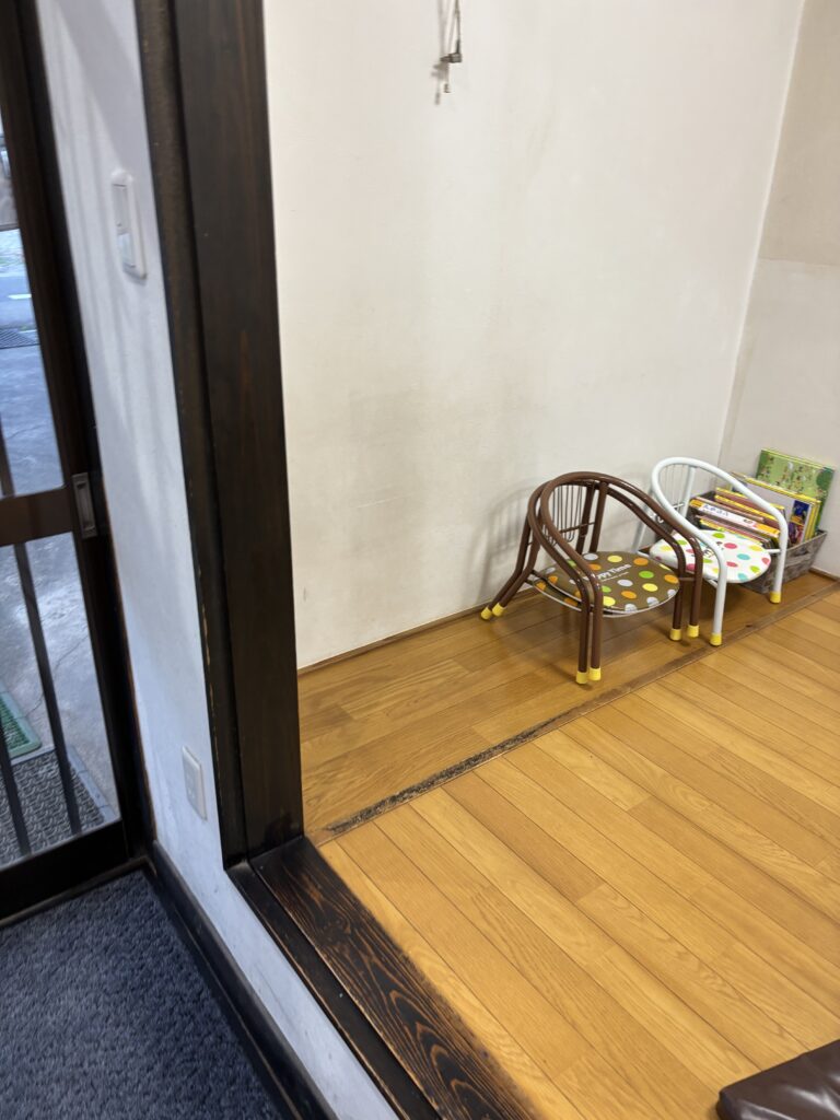 佐野らーめん一蓮に用意された子ども用椅子と絵本