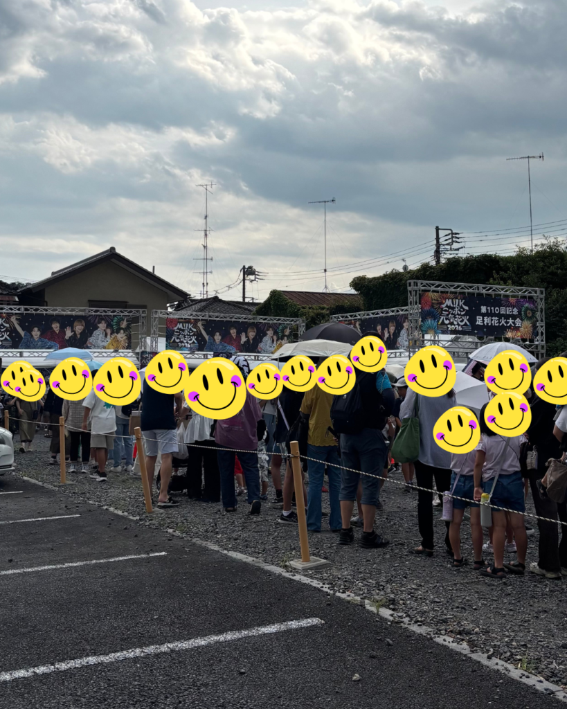 足利商工会議所の屋外に設置されたM!LKミニ縁日の待機列