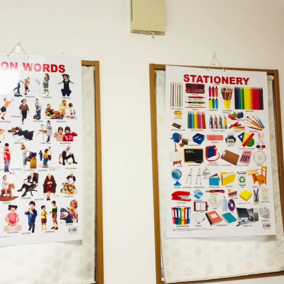 Star Englishの教室内に掲示された動作や文房具の英単語ポスター