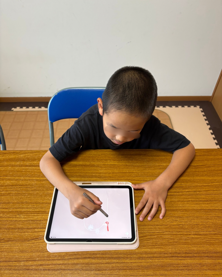 タブレット使用して学習している様子