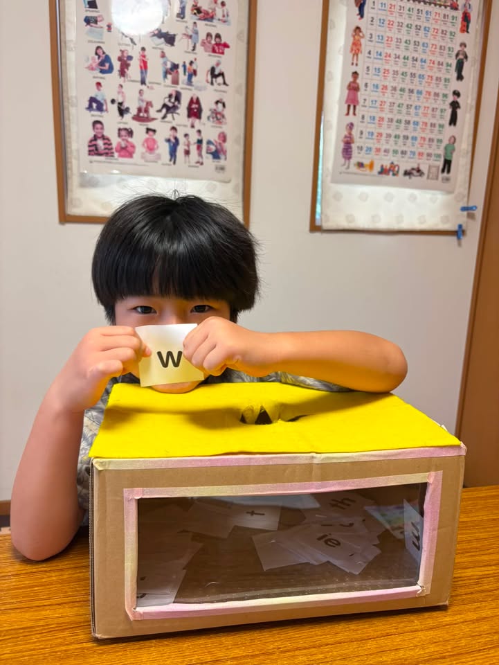 手作りの教材を使ったゲーム形式のレッスン
