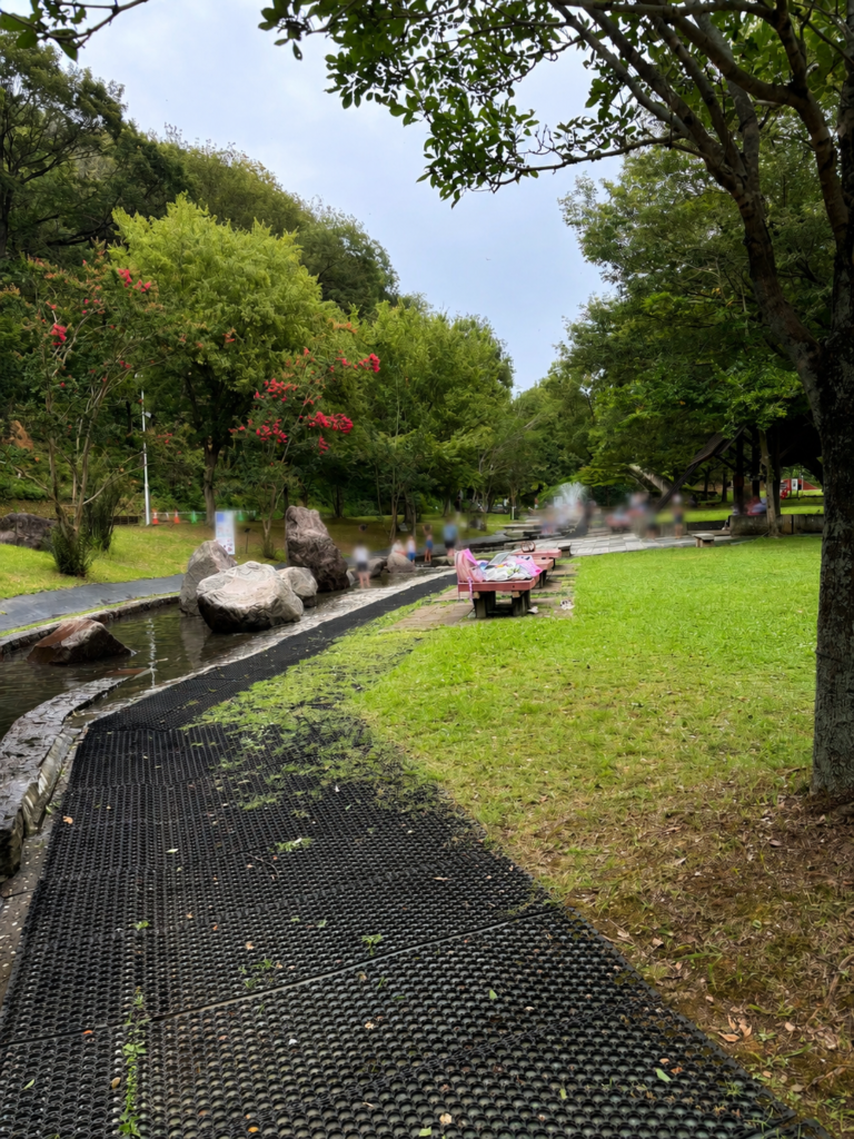 水遊び場で遊ぶ子供たち