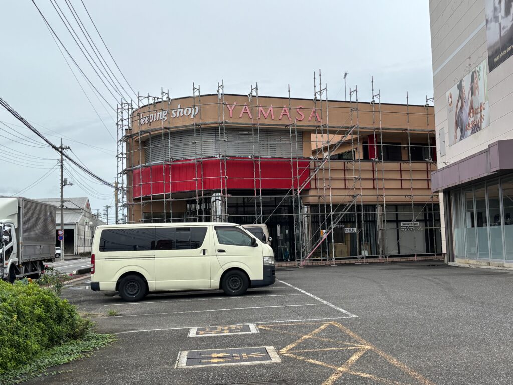 足場が組まれて、外観工事が行われていました。